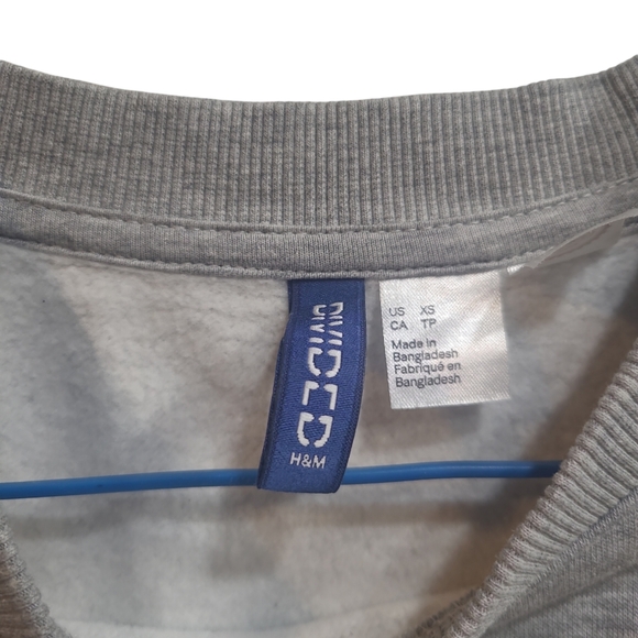 Super Mario Sweater Crewneck H&M Divided Grey with Rainbow Lettering Nintendo - Picture 5 of 9